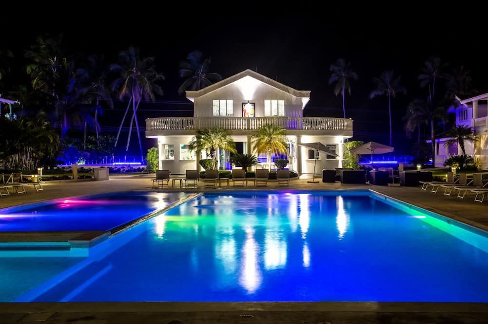 حوض السباحة