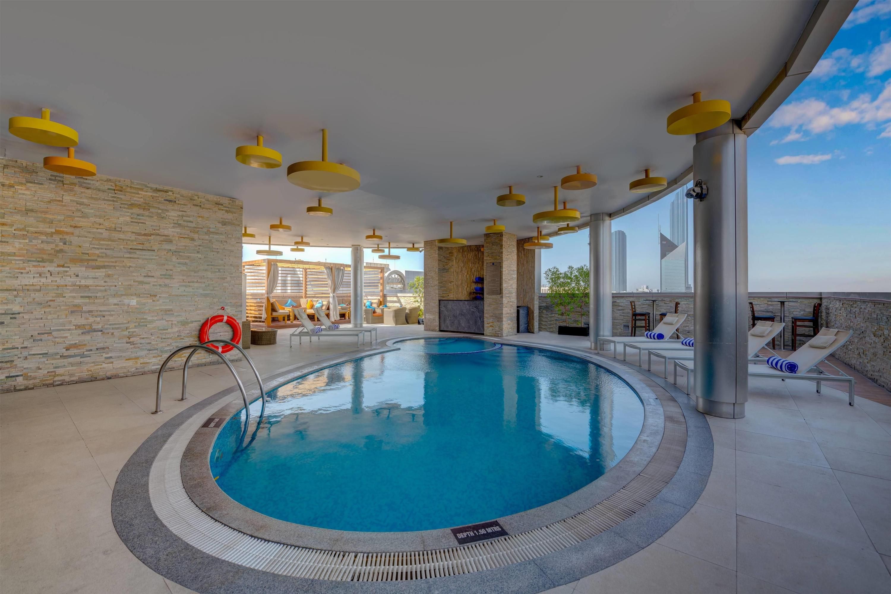 حوض السباحة