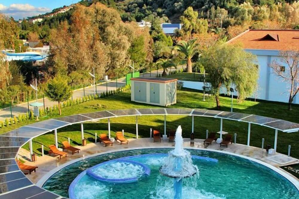 حوض السباحة