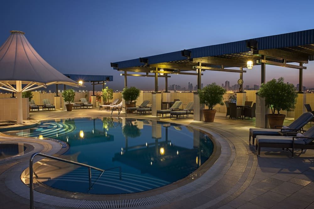 حوض السباحة