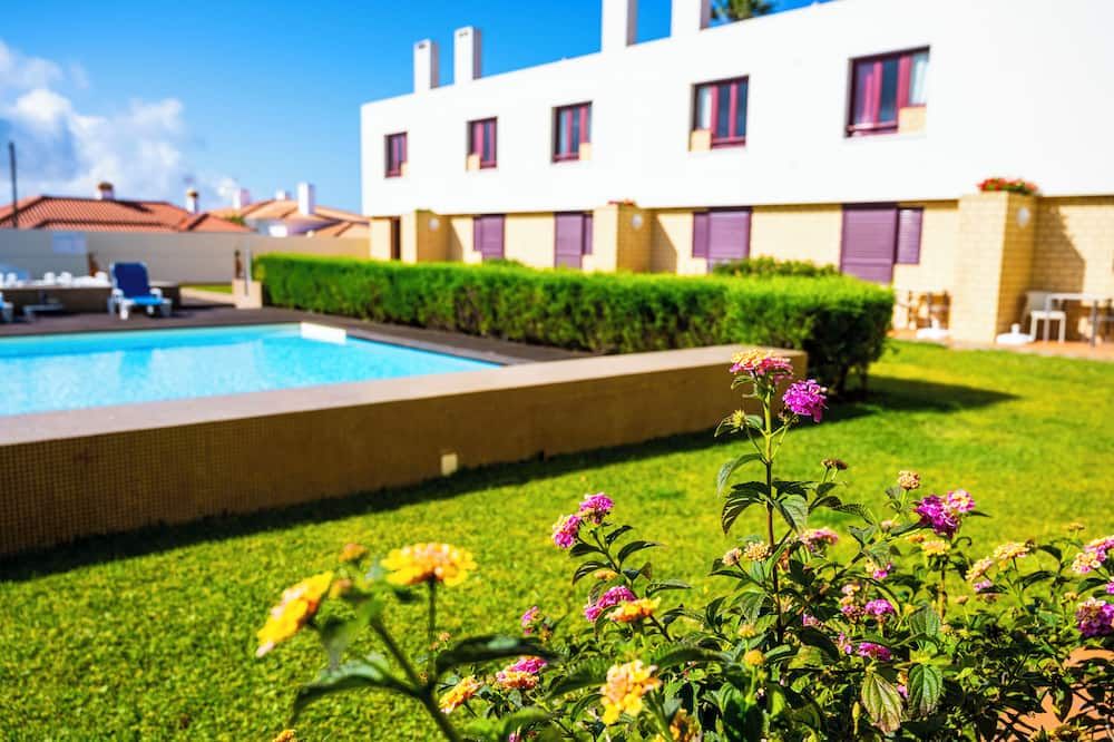 حوض السباحة