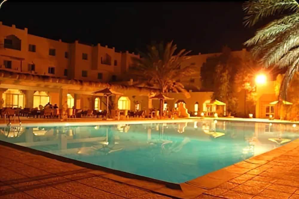 حوض السباحة