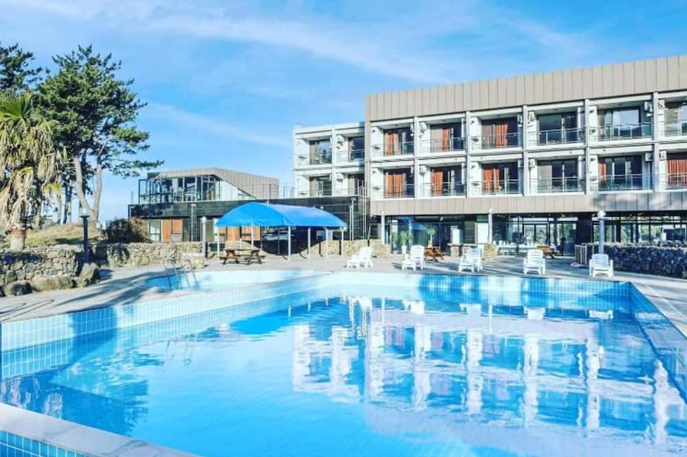 حوض السباحة