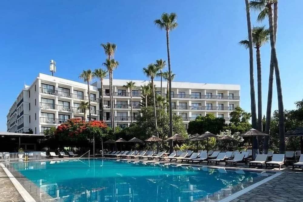 حوض السباحة