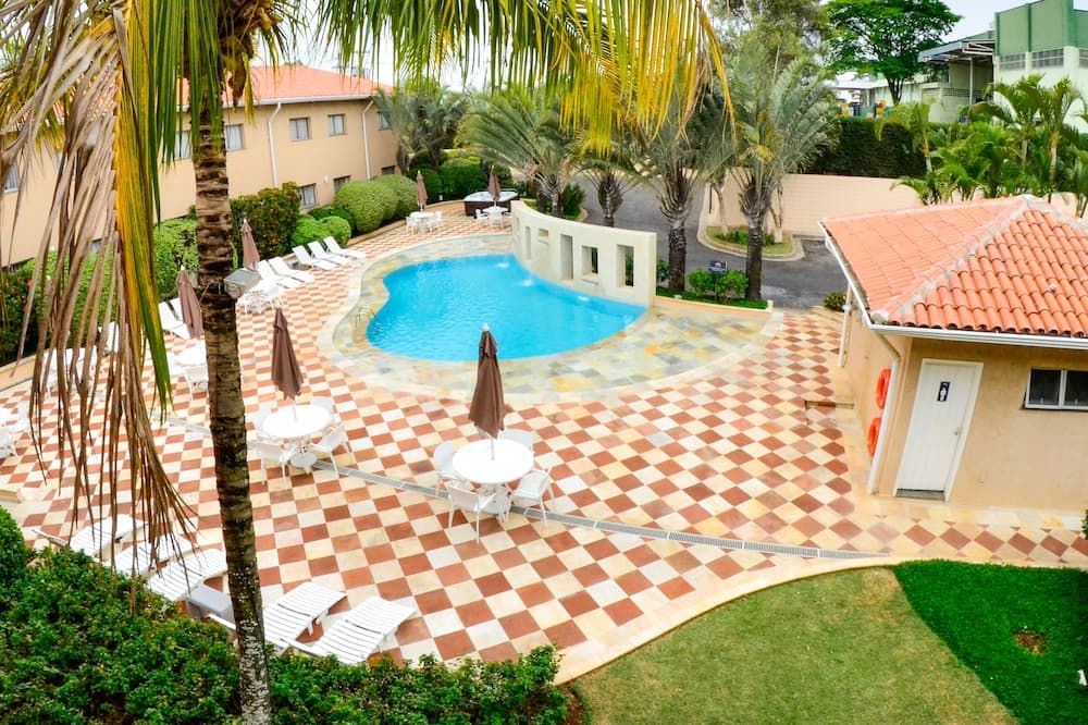 حوض السباحة