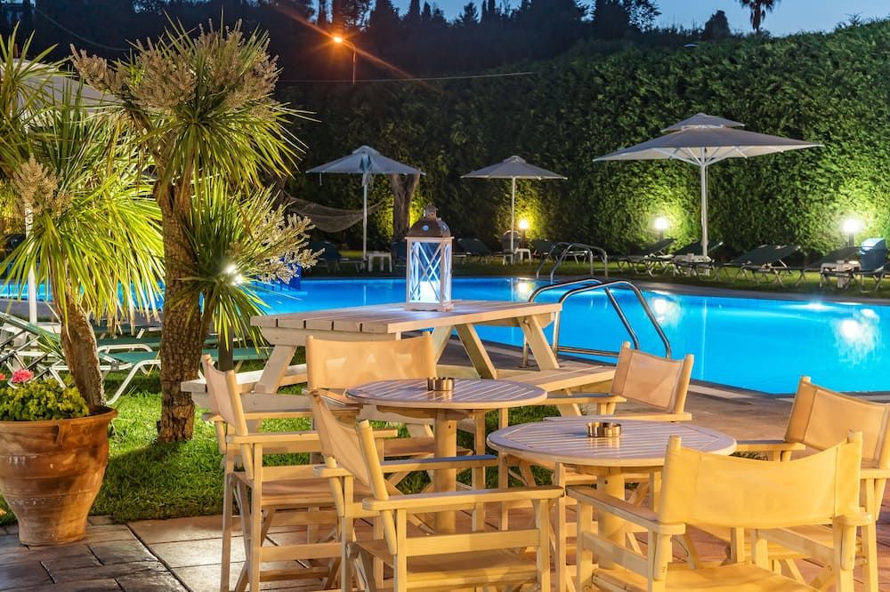 حوض السباحة