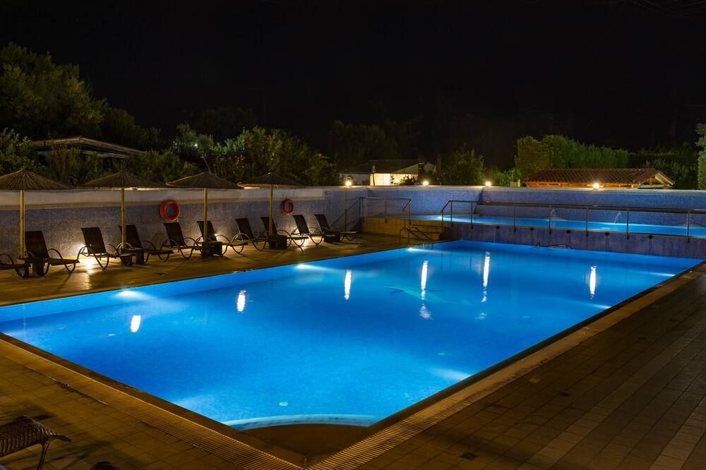 حوض السباحة