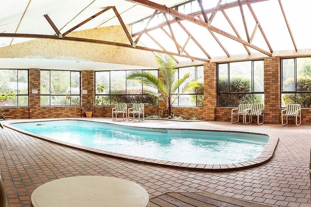 حوض السباحة