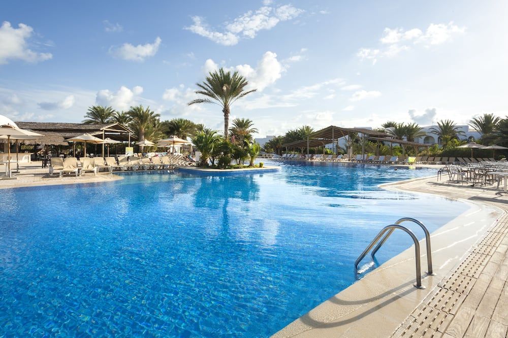 حوض السباحة