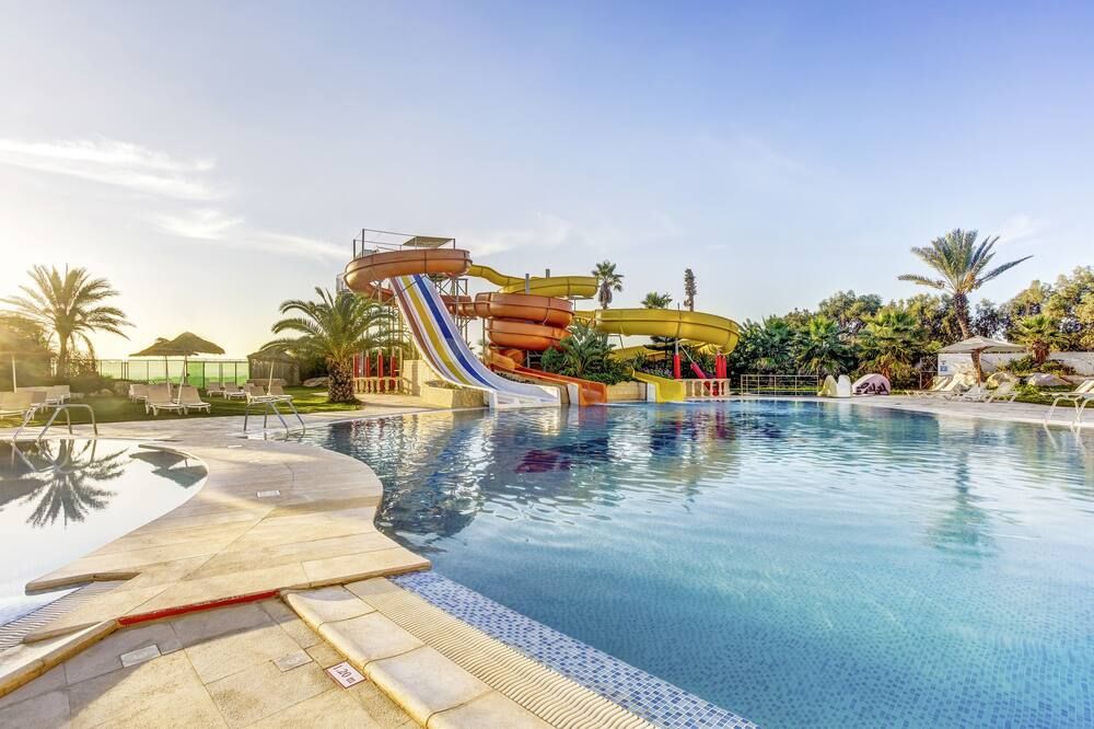 حوض السباحة