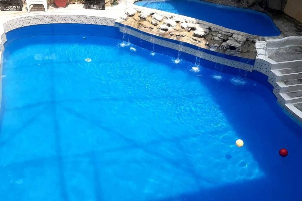 حوض السباحة