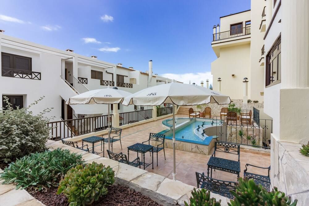 حوض السباحة