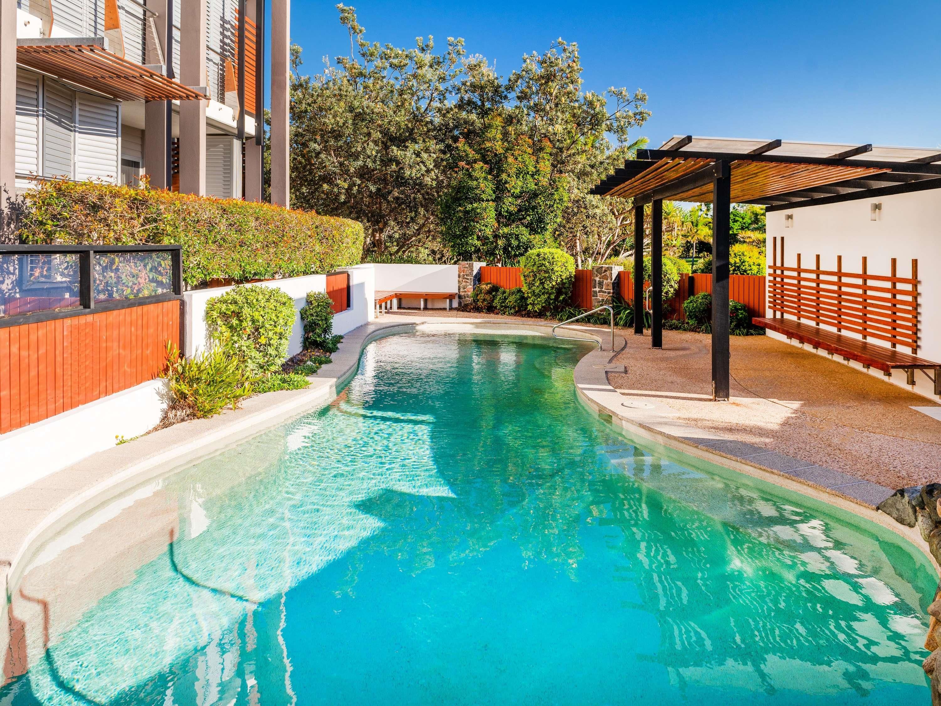 حوض السباحة