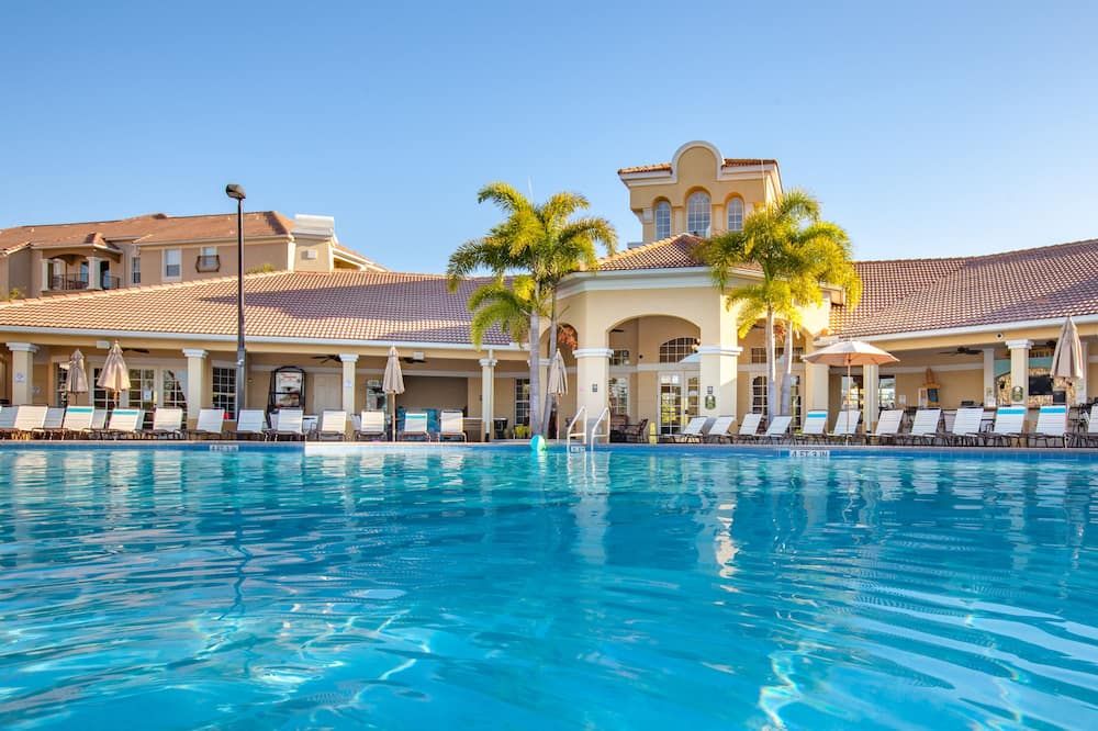 حوض السباحة