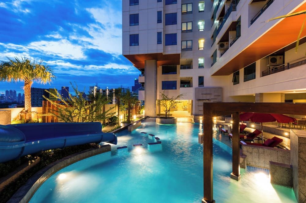 حوض السباحة