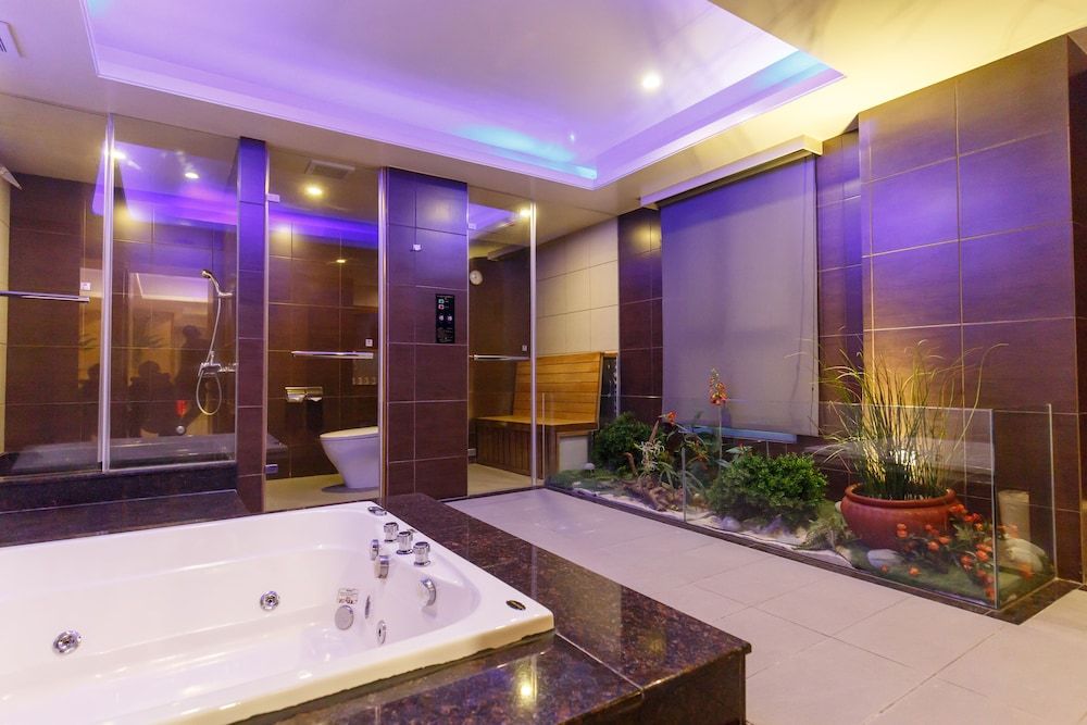 حوض السباحة