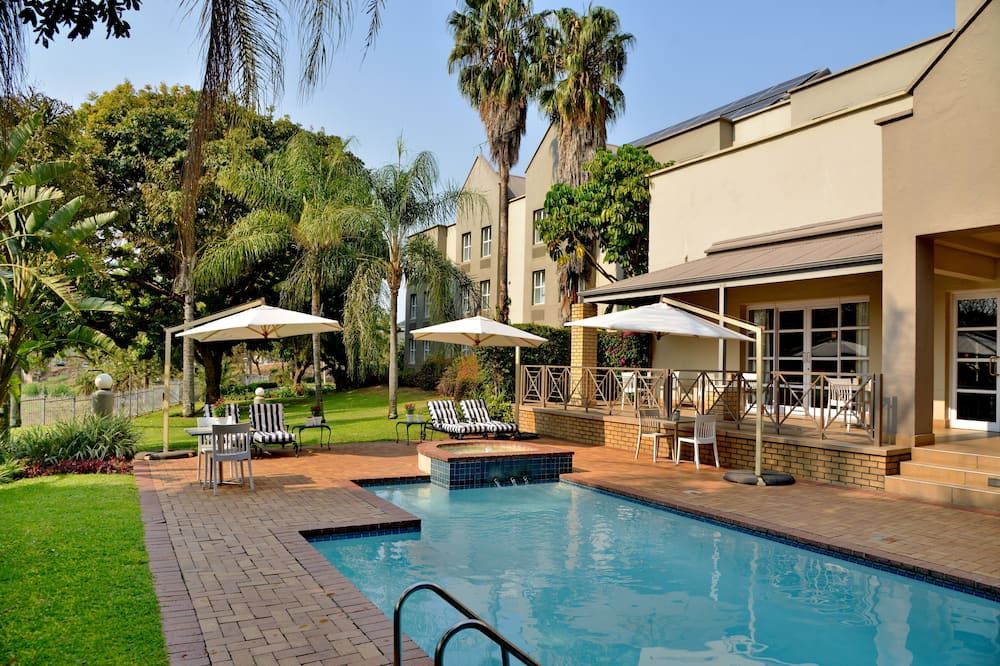 حوض السباحة