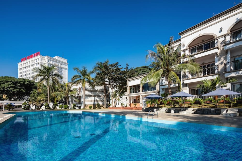 حوض السباحة