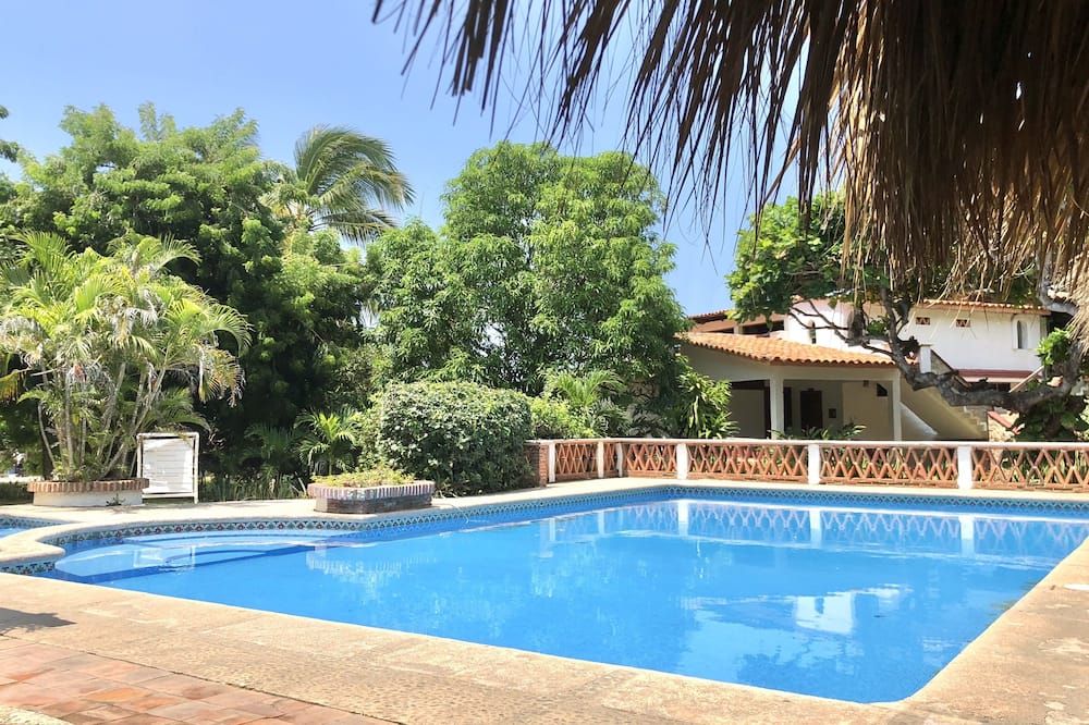 حوض السباحة