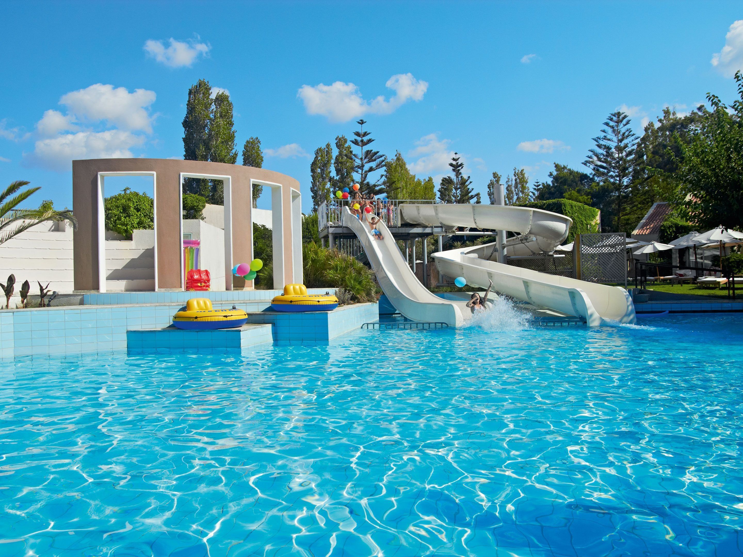 حوض السباحة