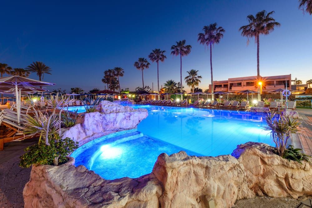 حوض السباحة صورة