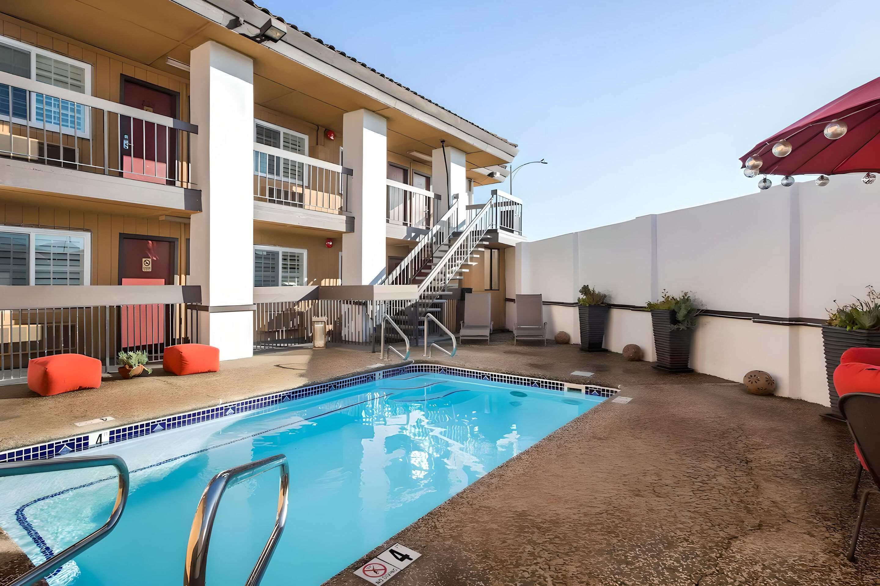 حوض السباحة