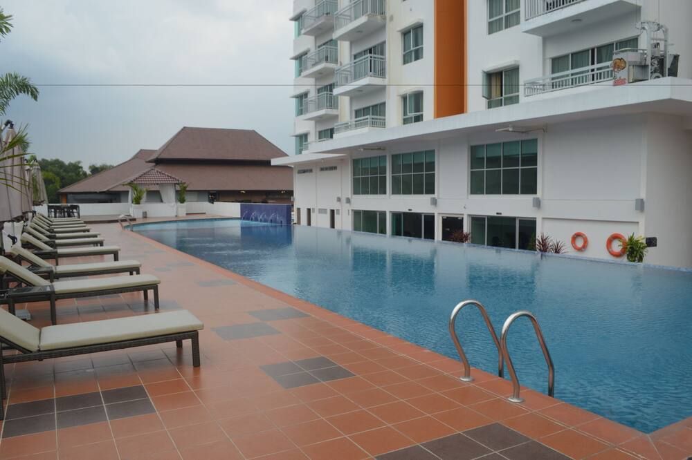 حوض السباحة