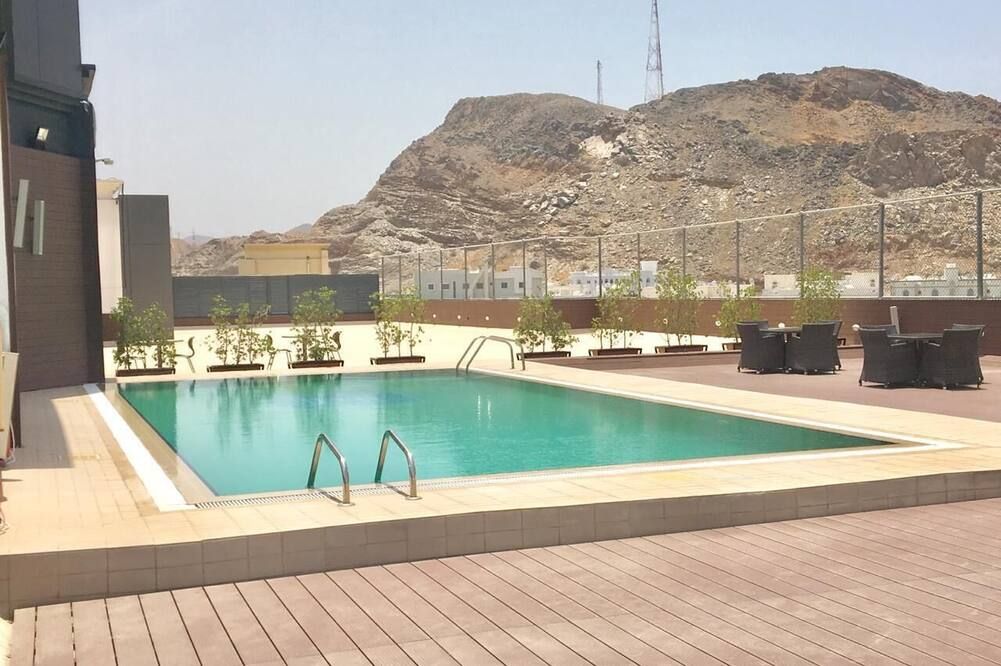حوض السباحة