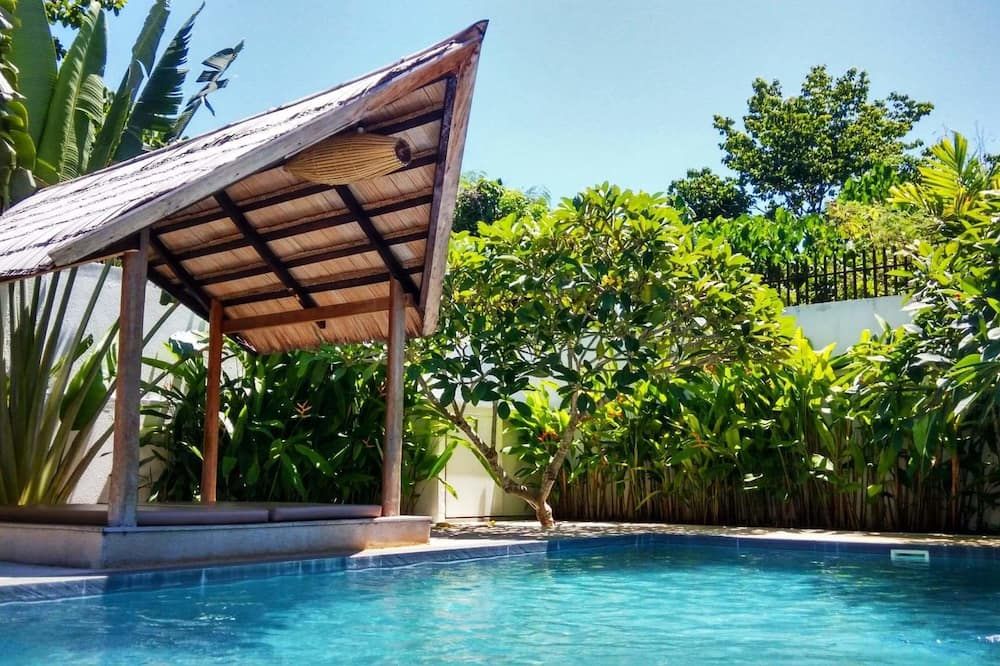 حوض السباحة