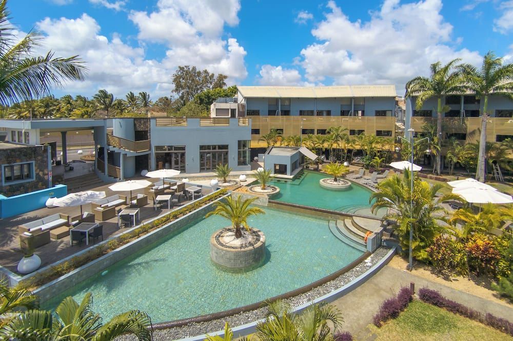 حوض السباحة