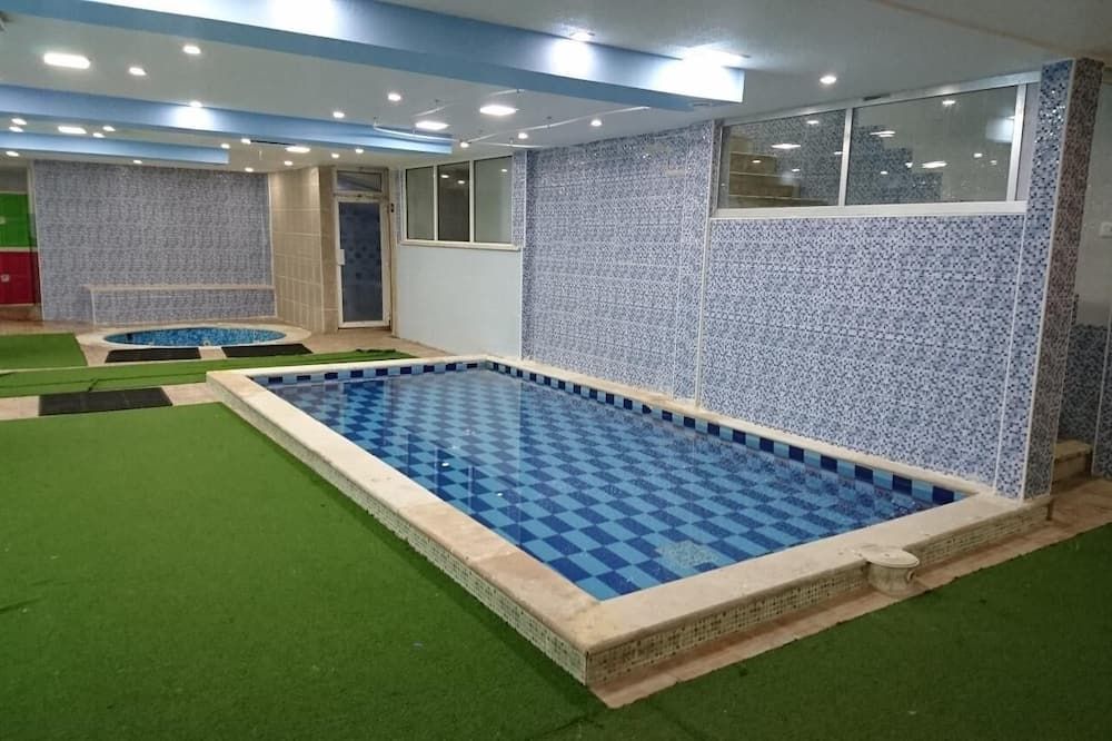 حوض السباحة