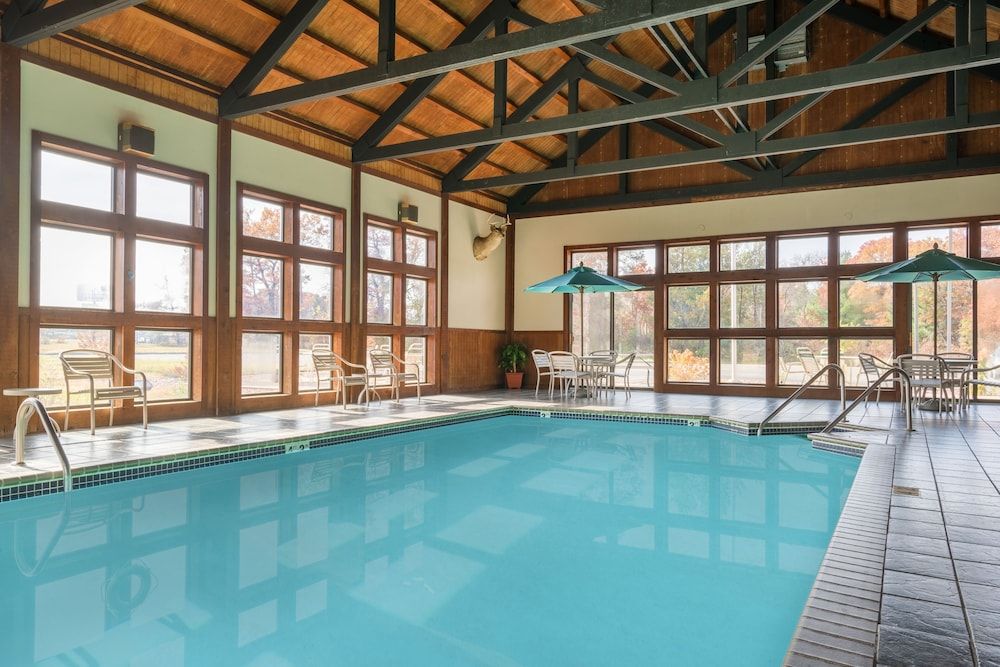 حوض السباحة