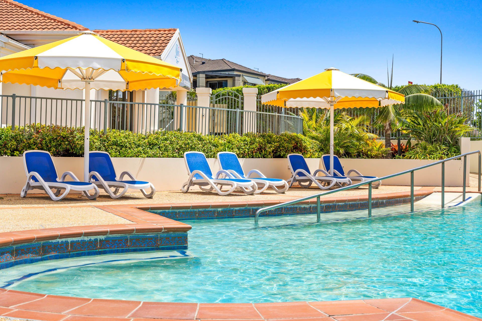 حوض السباحة