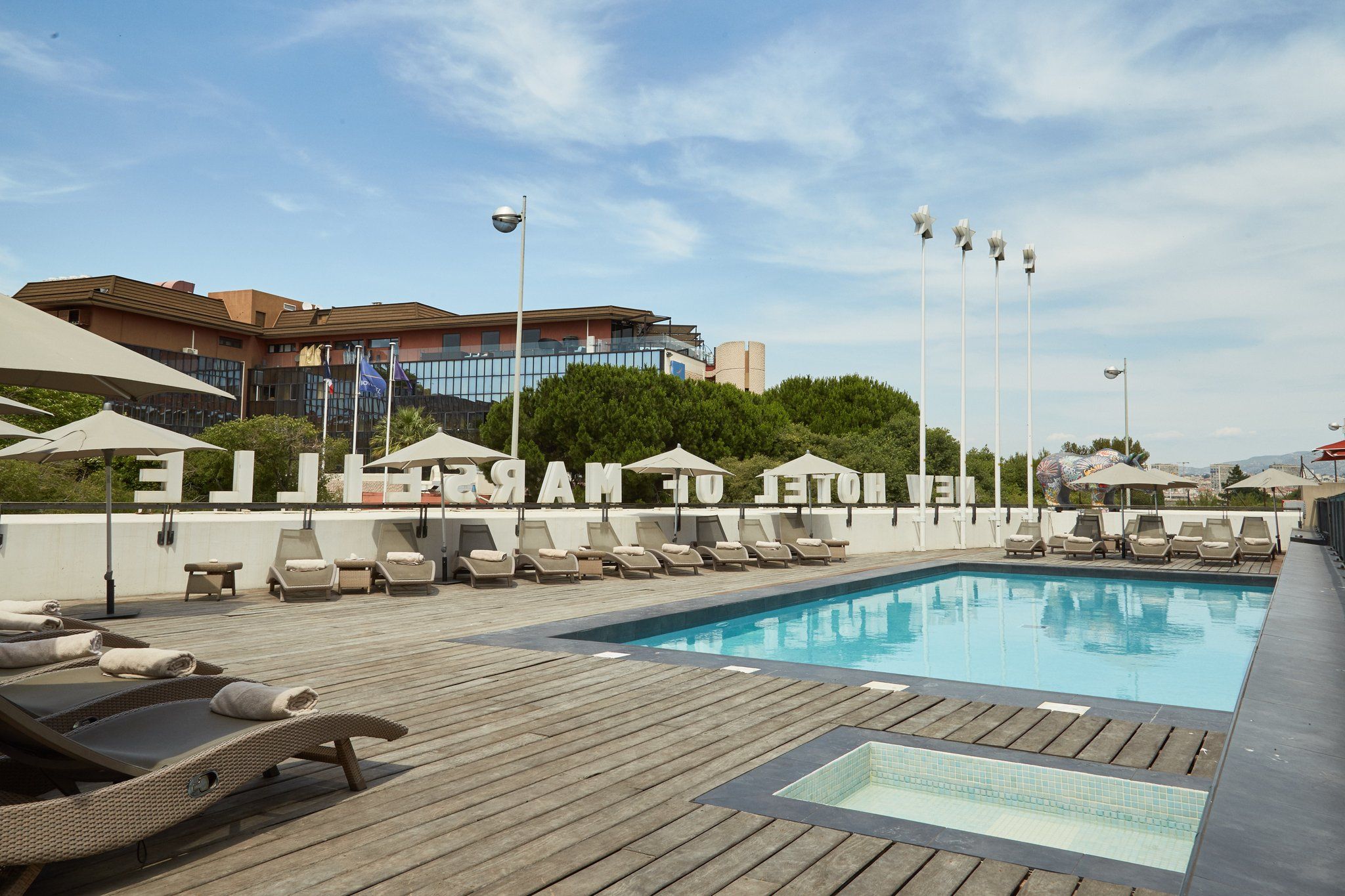 حوض السباحة