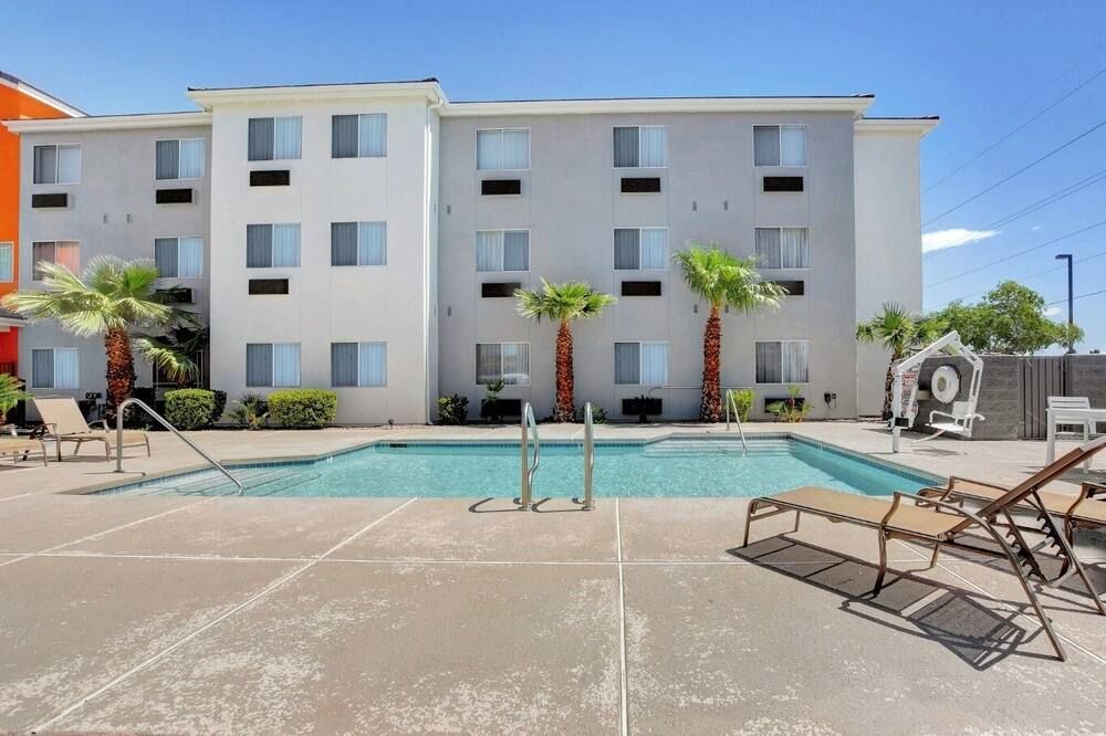 حوض السباحة