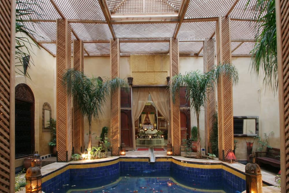 حوض السباحة