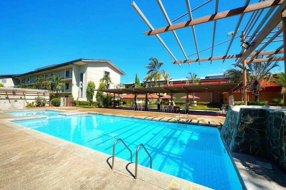 حوض السباحة