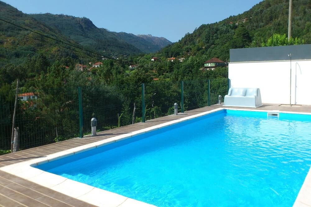 حوض السباحة