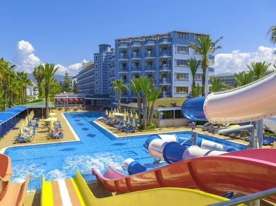 حوض السباحة