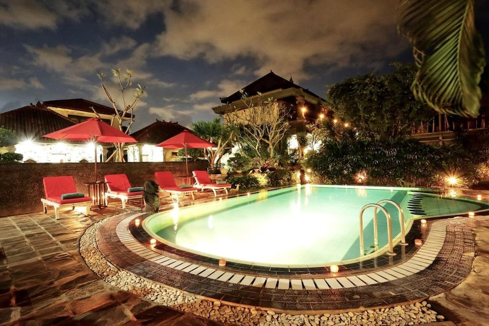 حوض السباحة