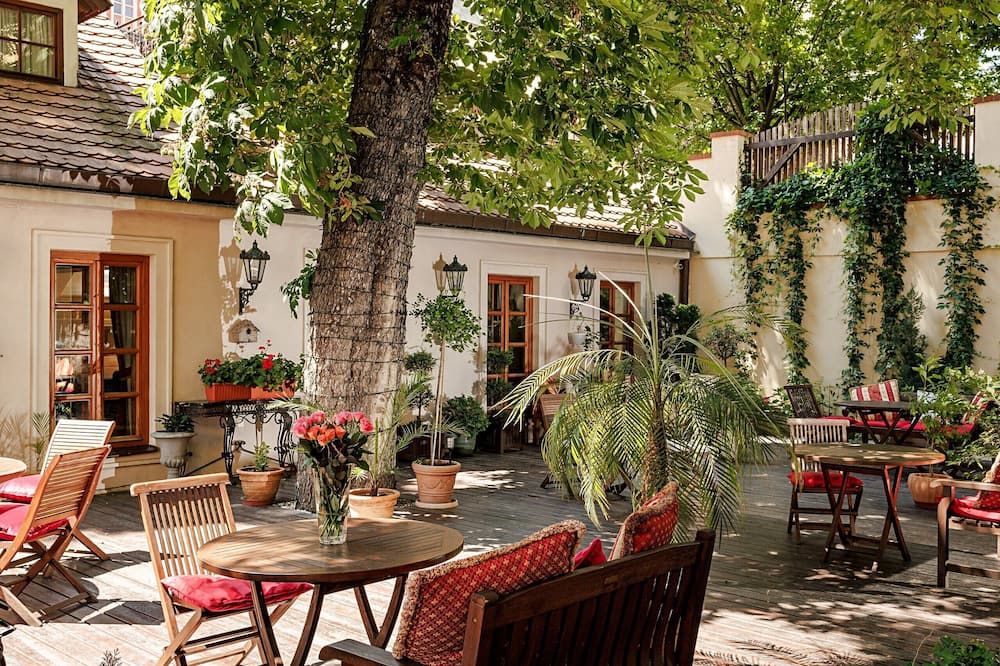 شرفة مرصوفة