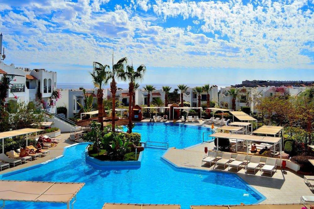 حوض السباحة