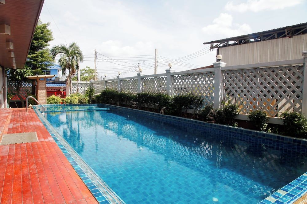 حوض السباحة