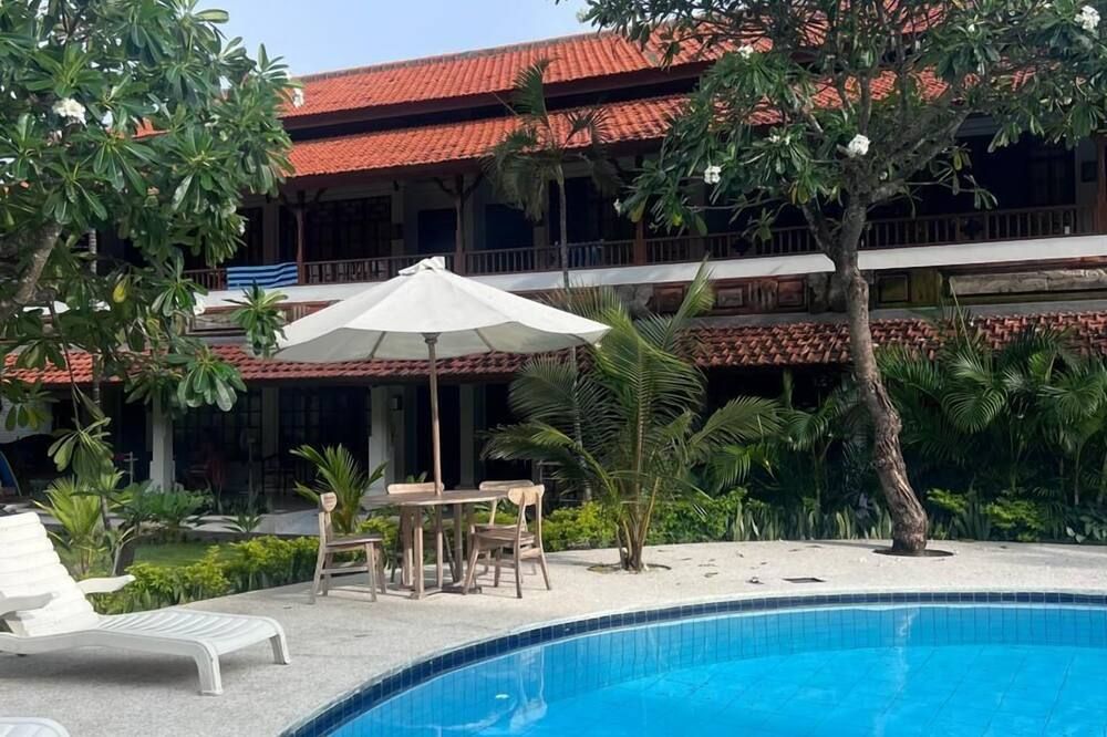 حوض السباحة