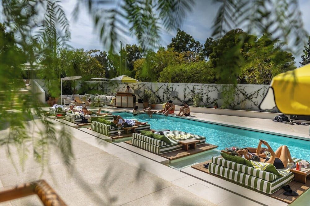 حوض السباحة