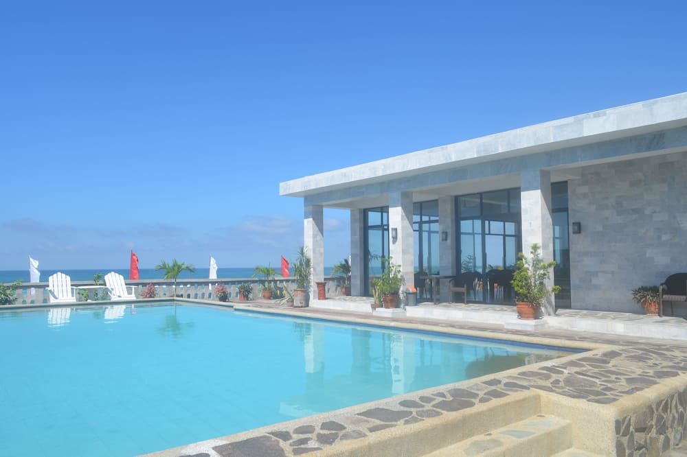 حوض السباحة