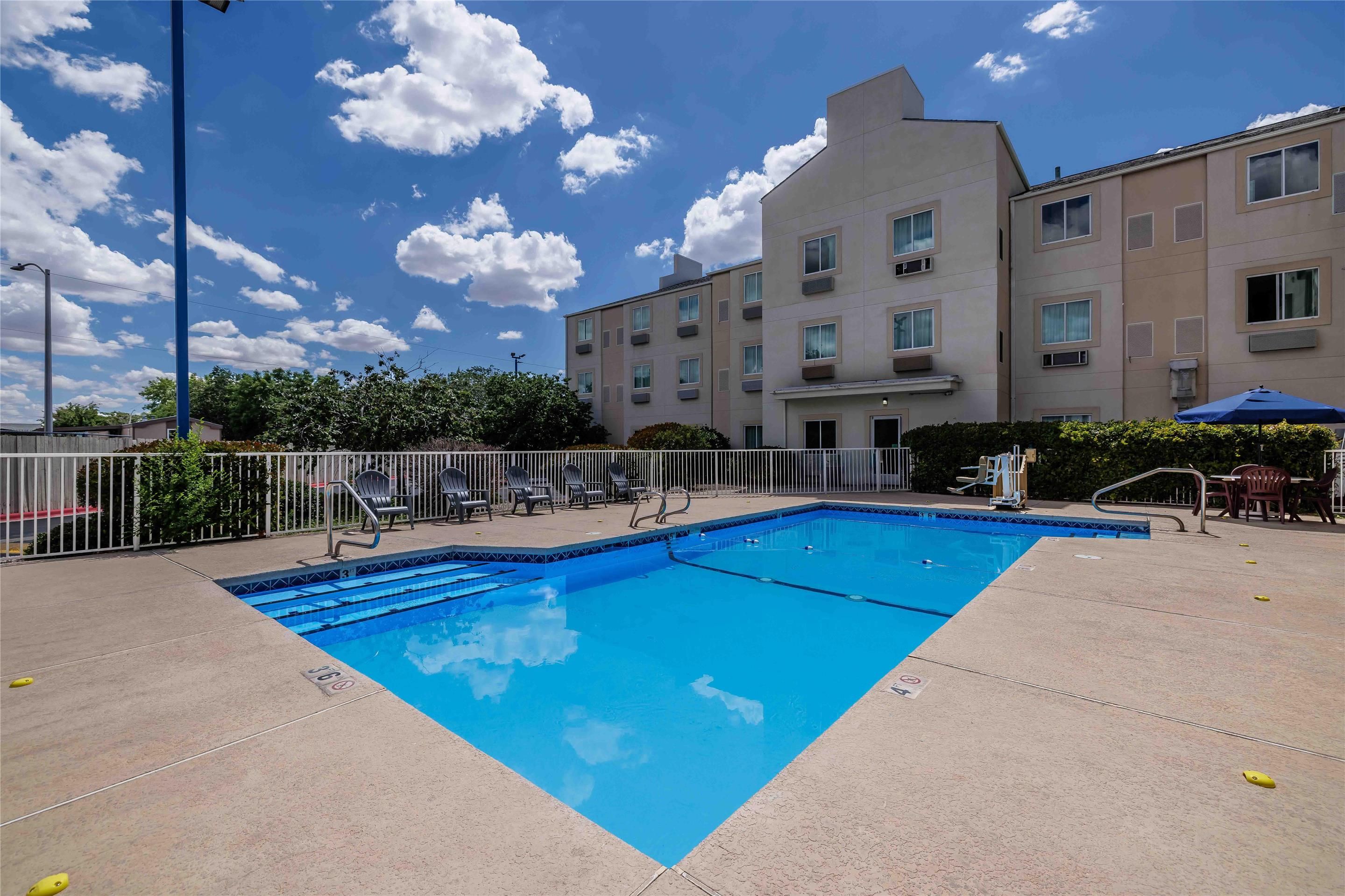 حوض السباحة