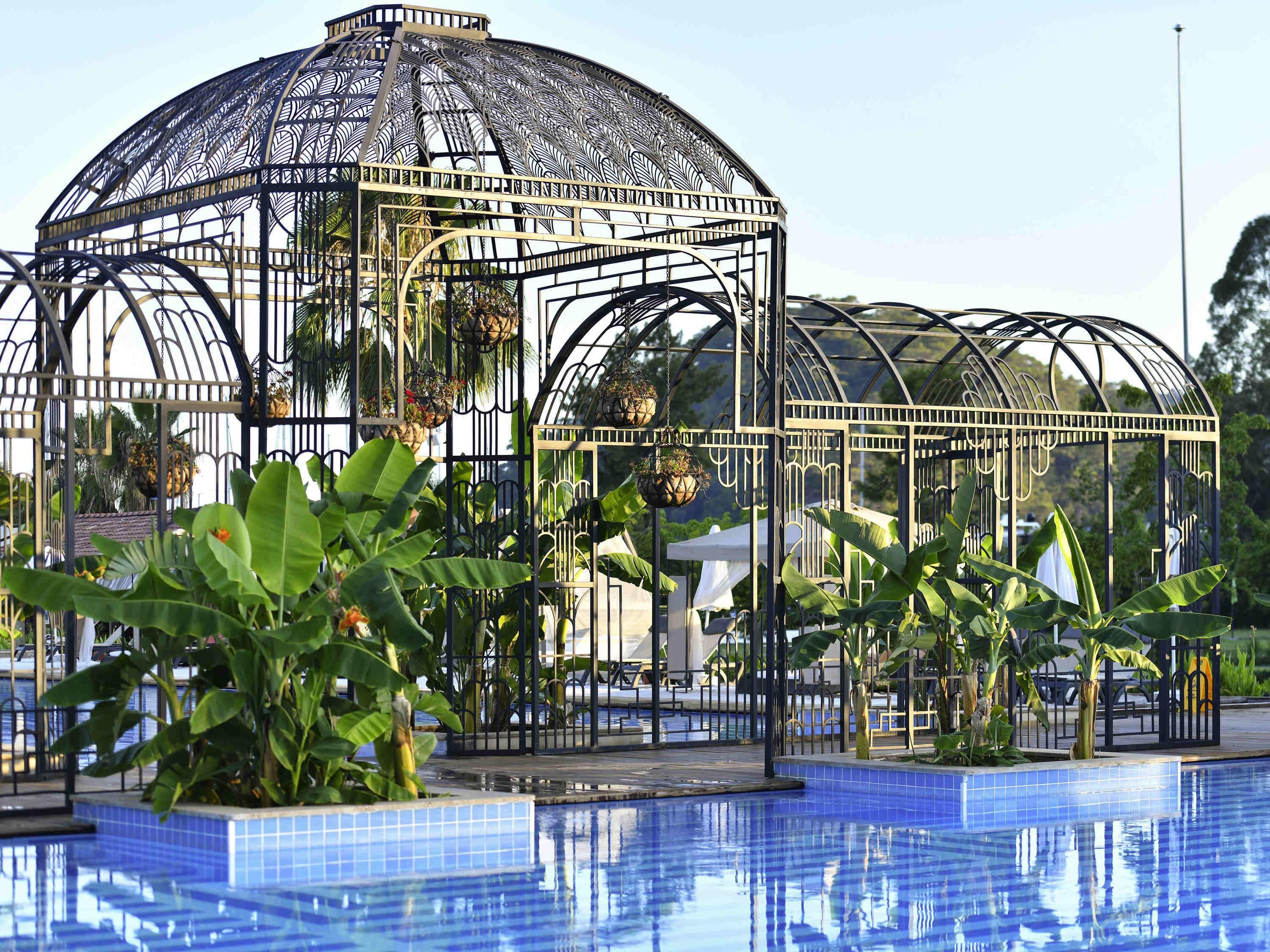 حوض السباحة