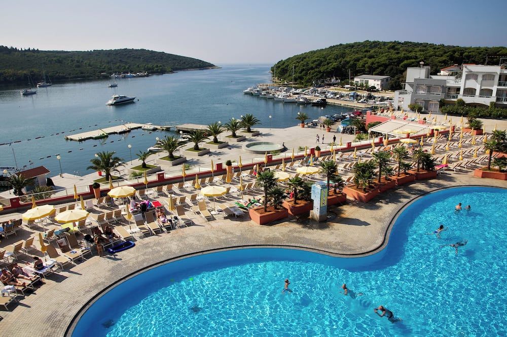 حوض السباحة صورة