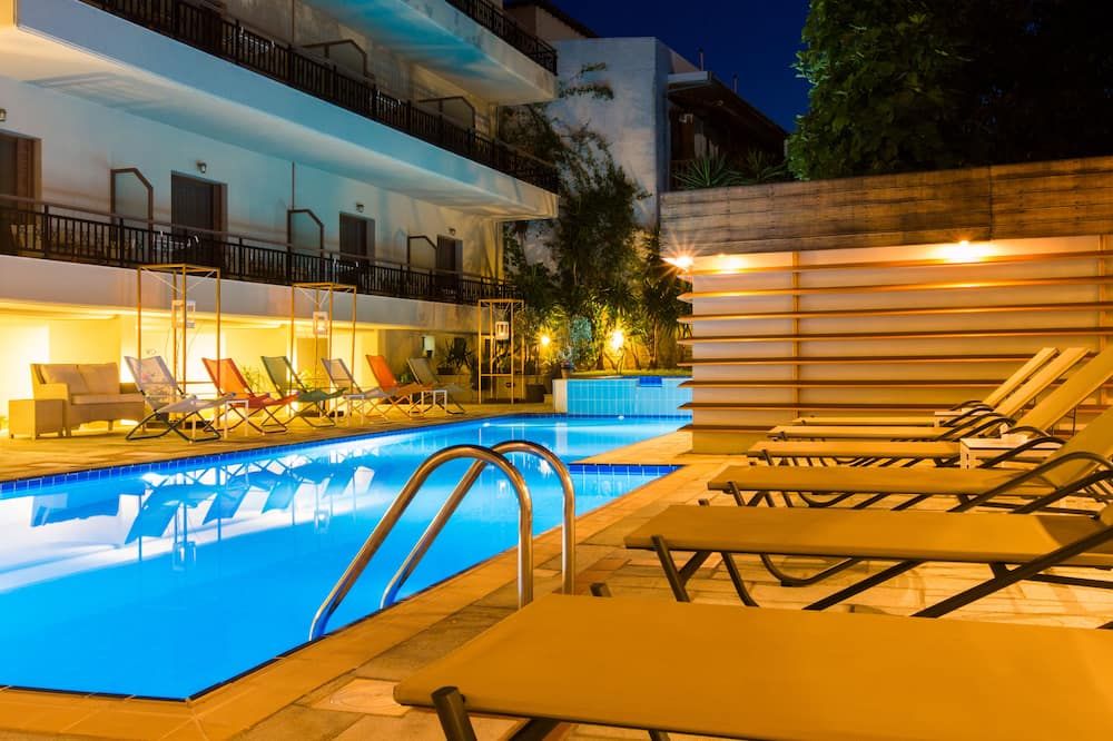 حوض السباحة